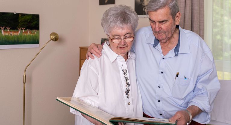 Älteres Paar liest gemeinsam ein Buch