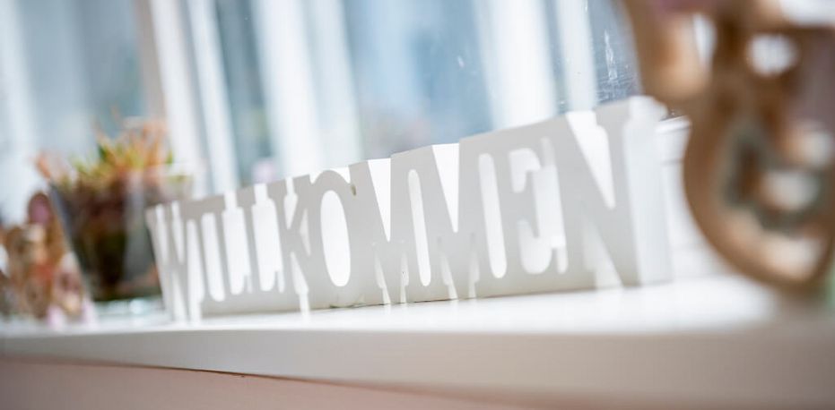 ein geschnitztes Willkommen auf der Fensterbank